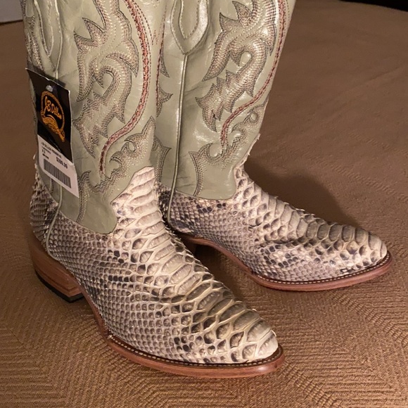 Two lovely Boots - Picture 2 of 16